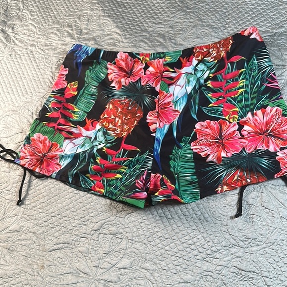 SHEIN Athletic Shorts Black and Red with Adjustable Drawstrings - Picture 6 of 12